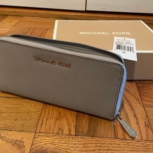 Michael Kors jet set travel, large, leather quarter zip wallet